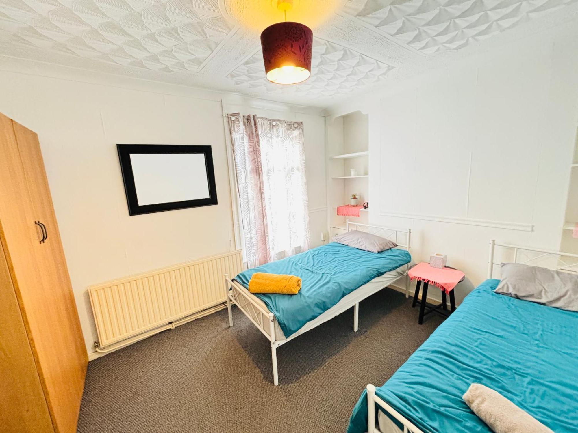 Entire 3 Bedroom House- Free Parking Liverpool Exterior photo
